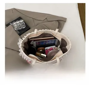 Vue intérieure montrant la grande capacité et les compartiments du sac rose