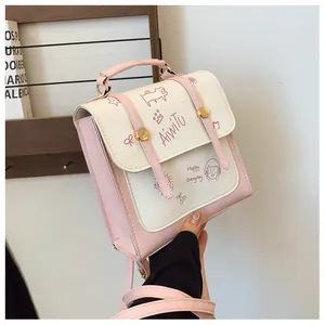 Dettaglio dello zaino in pelle PU rosa e bianca con stampe cartoon e chiusura in metallo