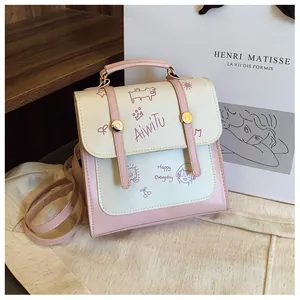 Dettaglio dello zaino bicolore rosa e bianco con scarabocchi e il logo AIWITU