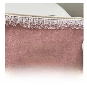 Détail montrant la texture du daim rose avec dentelle blanche et lettrage imprimé