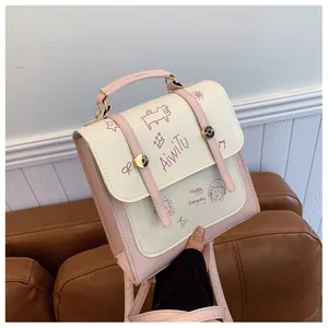 Dettaglio di uno zaino carino in pelle PU crema e rosa con motivi a cartoni animati