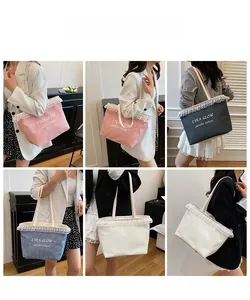 Modèles portant des sacs cabas en toile avec dentelle en rose, noir, bleu et crème