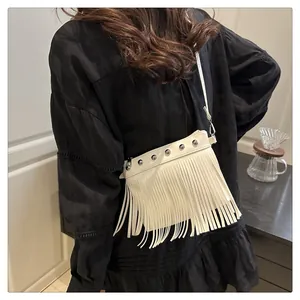 Détail d'un sac bandoulière blanc en similicuir avec franges longues et clous