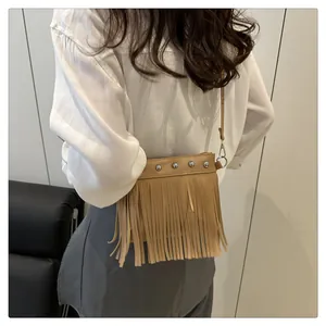 Vue détaillée du sac seau en cuir kaki avec de longues franges et des rivets