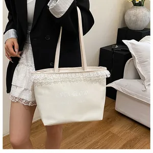 Détail du sac cabas en toile avec bordure en dentelle délicate et imprimé EVEA GLOW