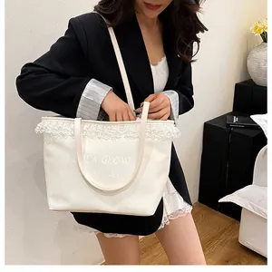 Détail du sac cabas blanc avec bordure en dentelle élégante et imprimé IDEA GLOW