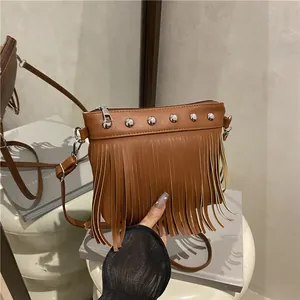 Sac seau vintage français en similicuir marron avec franges et clous argentés
