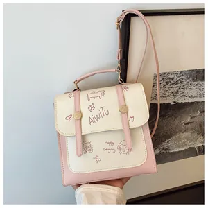 Dettaglio borsa in ecopelle bianca e rosa con stampe di cartoni animati di cani