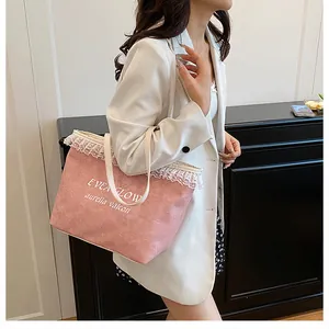Sac fourre-tout en toile rose avec dentelle blanche et lettrage sur la longue poignée