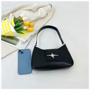 Détail du sac croissant noir avec boucle étoile argentée et référence de taille