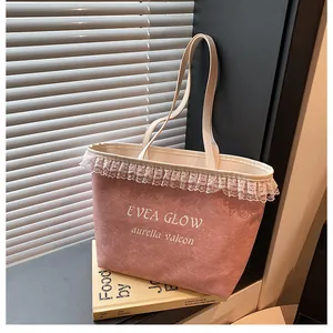 Vue détaillée du sac cabas rose avec bordure en dentelle blanche et lettrage EVEA GLOW