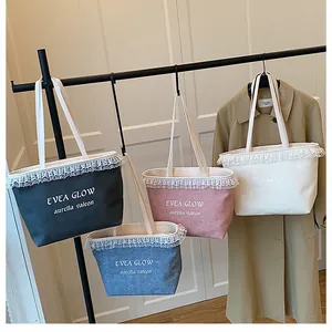 Sacs cabas en toile avec bordure en dentelle en quatre couleurs dans un dressing chic