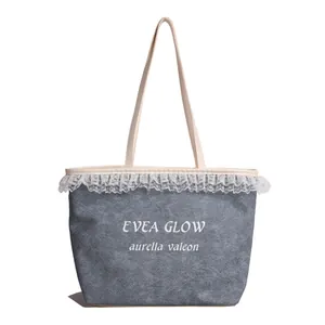 Sac fourre-tout en toile bleue avec bordure en dentelle blanche et lettrage imprimé