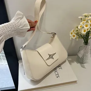 Détail du sac bandoulière en cuir PU blanc cassé avec boucle étoile argentée et texture