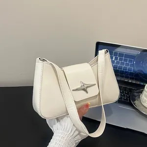 Sac à bandoulière minimaliste en cuir blanc avec une boucle en métal argenté en forme d'étoile