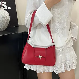 Sac sous le bras tendance en cuir PU rouge avec boucle étoile pour tenues de printemps