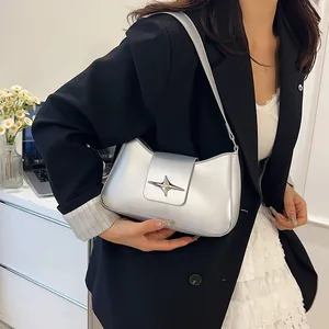Détail du sac argenté métallisé avec boucle en étoile et texture en polyuréthane poli