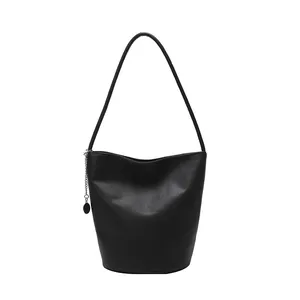 Sac seau en cuir noir grainé avec bandoulière chaîne argentée et fermeture à glissière