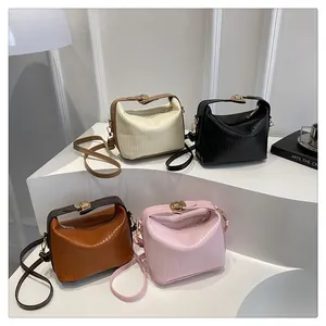 Vue détaillée de quatre sacs à main texturés en blanc, noir, marron et rose poudré