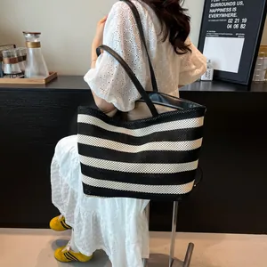 Bolso tote grande de tejido a rayas blancas y negras con correas de cuero mujer