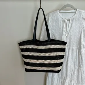 Bolso tote grande de punto a rayas con asas de cuero negro para playa y verano