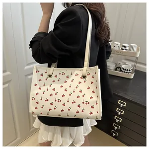 Detailansicht der großen Tote Bag mit Kirschdruck und schlanken Schultergurten