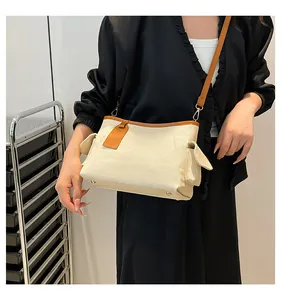 Detailansicht der Canvas-Tasche mit braunem Lederbesatz und schützenden Standfüßen