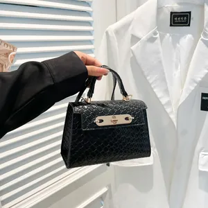 Sac bandoulière en similicuir noir à texture serpent et fermoir métallique doré