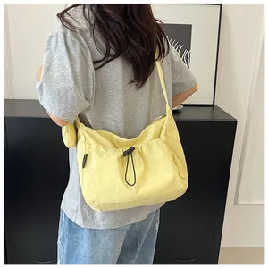 Sac à bandoulière minimaliste jaune en nylon avec cordon et petit porte-monnaie rond