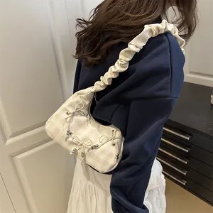 Schicke cremefarbene Karo-Tasche mit Schleifen und gerafftem Schultergurt für Damen