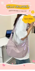 Dettaglio della borsa a tracolla in nylon viola chiaro con ampia tracolla in tessuto e zip