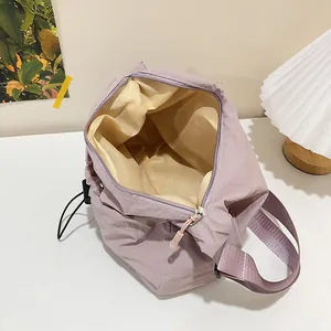 Sac fourre-tout en nylon lavande avec cordon de serrage et grand compartiment intérieur