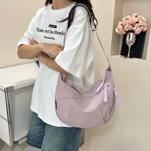 Dettaglio borsa a mezzaluna lavanda con texture in nylon impermeabile e tirazip intrecciato