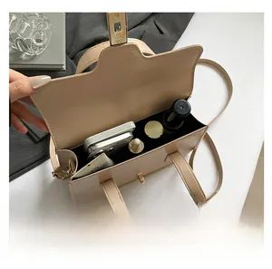 Vue intérieure du sac à main beige motif crocodile montrant la capacité pour cosmétiques