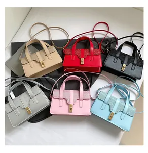 Détails de six sacs à main colorés en similicuir avec rabats pailletés et fermoirs métal