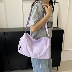 Gros plan du sac bandoulière violet clair de grande capacité avec sangle réglable