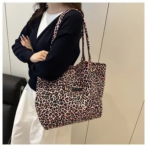 Tragebeispiel einer rosa Canvas-Einkaufstasche mit Leopardenmuster für einen modischen Look