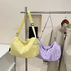 Sacs à bandoulière en nylon minimalistes en jaune vif et couleur lavande douce