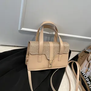 Sac à main beige élégant texture crocodile avec rabat doré pailleté et fermoir métal