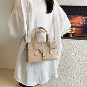 Sac à main élégant abricot texture crocodile avec rabat pailleté et fermoir doré