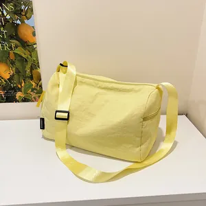 Sac bandoulière minimaliste en nylon jaune pâle avec large sangle pour femme