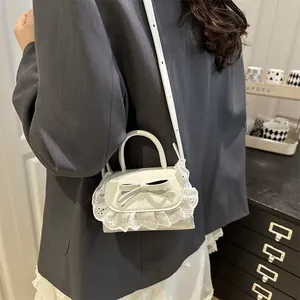 Mini sac à main blanc chic avec nœud et dentelle, porté en bandoulière ou à l'épaule