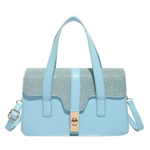 Sac à main bleu clair texture crocodile avec rabat en strass et fermoir doré rotatif