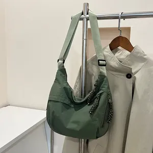 Borsa a tracolla a mezzaluna verde scuro in nylon con ampia tracolla per tempo libero