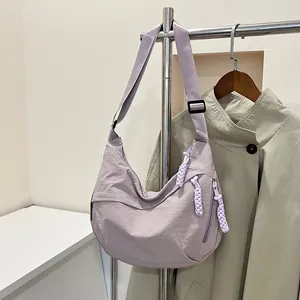 Borsa a mezzaluna in nylon viola chiaro con tracolla regolabile e tessuto testurizzato