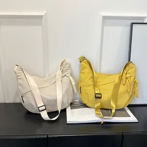 Borse a tracolla minimaliste in nylon a mezzaluna nei colori beige e giallo brillante