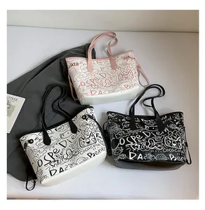 Set di tre borse tote con stampa graffiti in nero e bianco con dettagli a coulisse