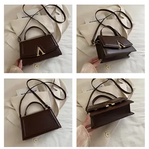 Vierwinkel-Ansicht der dunkelbraunen PU-Ledertasche mit goldenem V-Verschluss