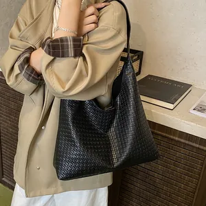 Chic black woven texture hobo shoulder bag with large capacity for women