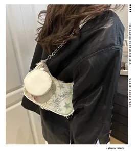 Borsa a spalla con stampa a stelle, frange, catena argentata e portamonete coordinato